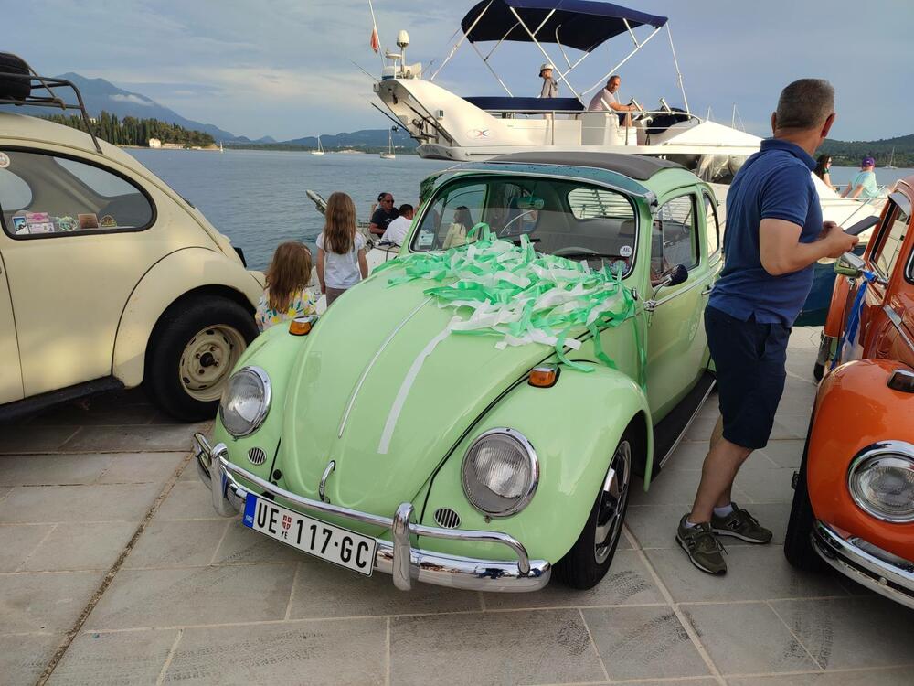 <p>Sa proizvodnih traka Volkswagena u Njemačkoj i širom svijeta popularni "kaffer" ili "buba", silazio je u kontinuitetu od 1945. do 2003. i napravljen je u više od 22 miliona primjeraka</p>