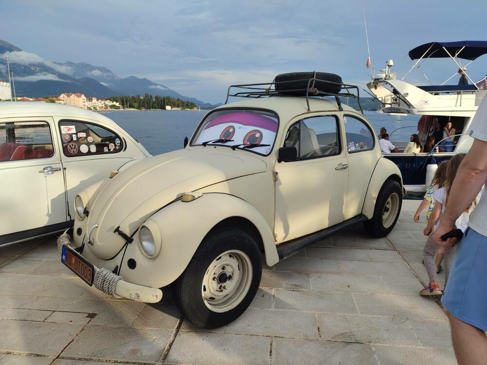 <p>Sa proizvodnih traka Volkswagena u Njemačkoj i širom svijeta popularni "kaffer" ili "buba", silazio je u kontinuitetu od 1945. do 2003. i napravljen je u više od 22 miliona primjeraka</p>