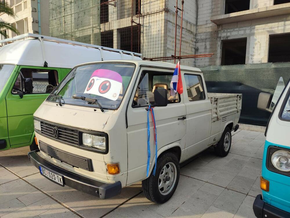 <p>Sa proizvodnih traka Volkswagena u Njemačkoj i širom svijeta popularni "kaffer" ili "buba", silazio je u kontinuitetu od 1945. do 2003. i napravljen je u više od 22 miliona primjeraka</p>