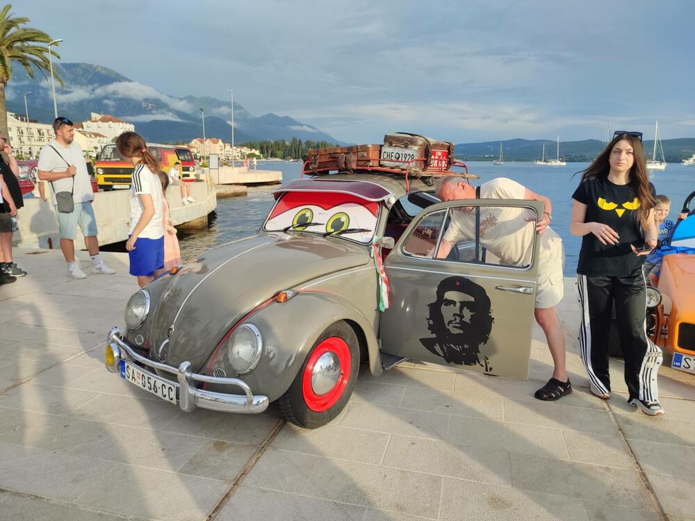 <p>Sa proizvodnih traka Volkswagena u Njemačkoj i širom svijeta popularni "kaffer" ili "buba", silazio je u kontinuitetu od 1945. do 2003. i napravljen je u više od 22 miliona primjeraka</p>