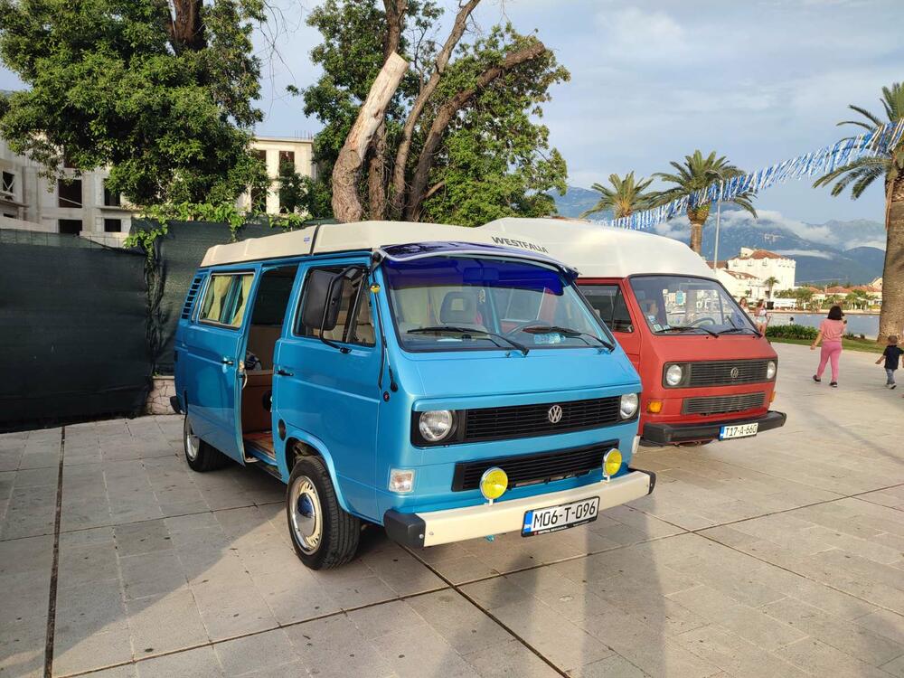 <p>Sa proizvodnih traka Volkswagena u Njemačkoj i širom svijeta popularni "kaffer" ili "buba", silazio je u kontinuitetu od 1945. do 2003. i napravljen je u više od 22 miliona primjeraka</p>