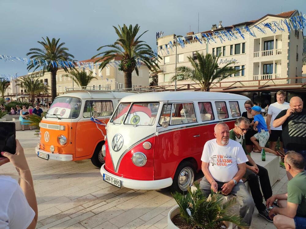 <p>Sa proizvodnih traka Volkswagena u Njemačkoj i širom svijeta popularni "kaffer" ili "buba", silazio je u kontinuitetu od 1945. do 2003. i napravljen je u više od 22 miliona primjeraka</p>