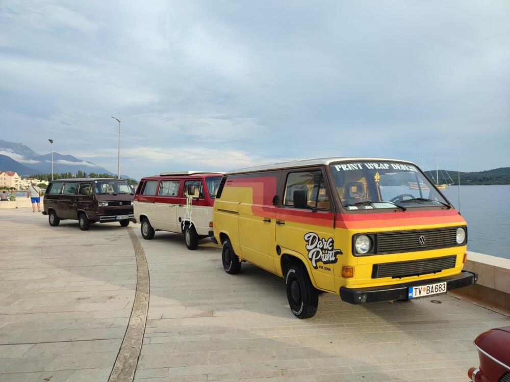 <p>Sa proizvodnih traka Volkswagena u Njemačkoj i širom svijeta popularni "kaffer" ili "buba", silazio je u kontinuitetu od 1945. do 2003. i napravljen je u više od 22 miliona primjeraka</p>