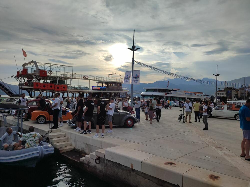 <p>Sa proizvodnih traka Volkswagena u Njemačkoj i širom svijeta popularni "kaffer" ili "buba", silazio je u kontinuitetu od 1945. do 2003. i napravljen je u više od 22 miliona primjeraka</p>