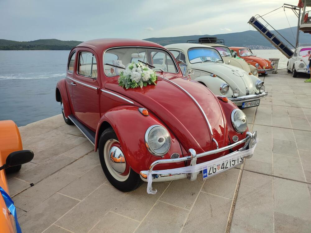 <p>Sa proizvodnih traka Volkswagena u Njemačkoj i širom svijeta popularni "kaffer" ili "buba", silazio je u kontinuitetu od 1945. do 2003. i napravljen je u više od 22 miliona primjeraka</p>