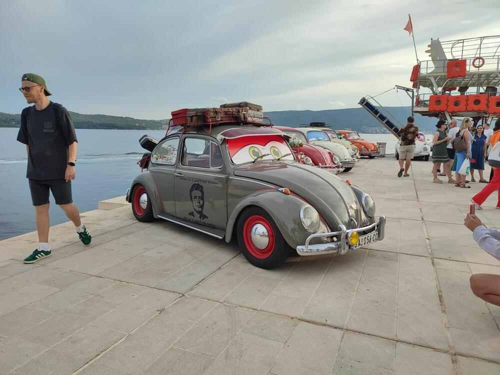 <p>Sa proizvodnih traka Volkswagena u Njemačkoj i širom svijeta popularni "kaffer" ili "buba", silazio je u kontinuitetu od 1945. do 2003. i napravljen je u više od 22 miliona primjeraka</p>