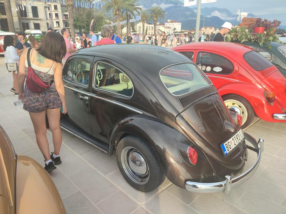 <p>Sa proizvodnih traka Volkswagena u Njemačkoj i širom svijeta popularni "kaffer" ili "buba", silazio je u kontinuitetu od 1945. do 2003. i napravljen je u više od 22 miliona primjeraka</p>