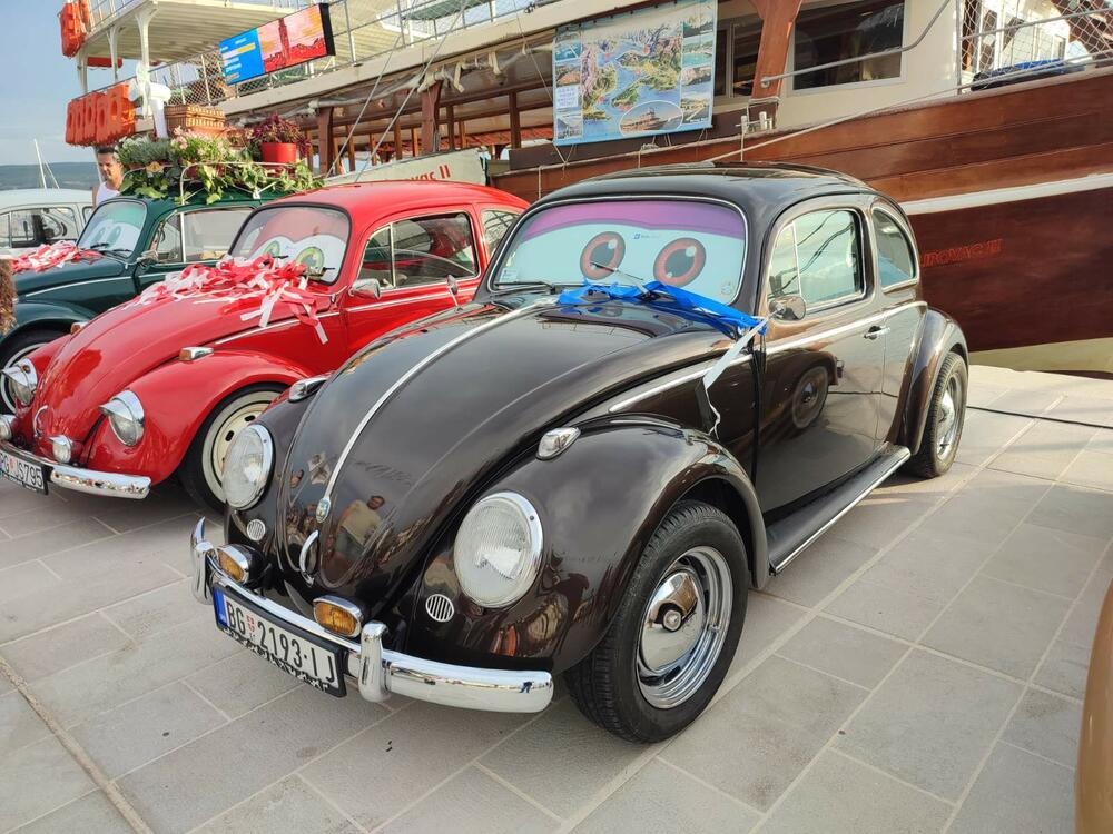<p>Sa proizvodnih traka Volkswagena u Njemačkoj i širom svijeta popularni "kaffer" ili "buba", silazio je u kontinuitetu od 1945. do 2003. i napravljen je u više od 22 miliona primjeraka</p>