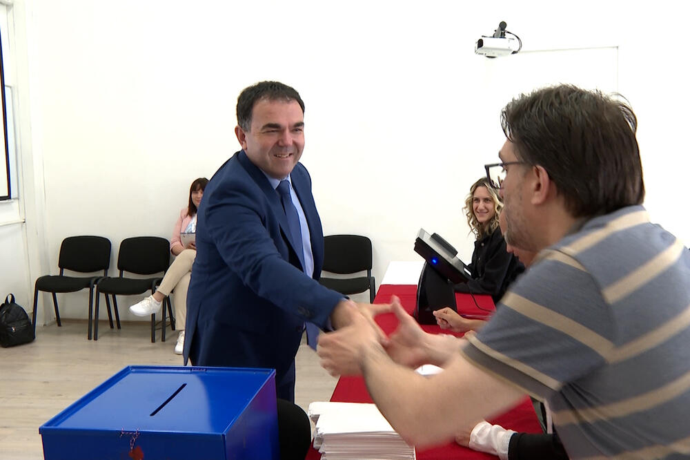 Đurašković na biračkom mjestu, Foto: Mediabiro