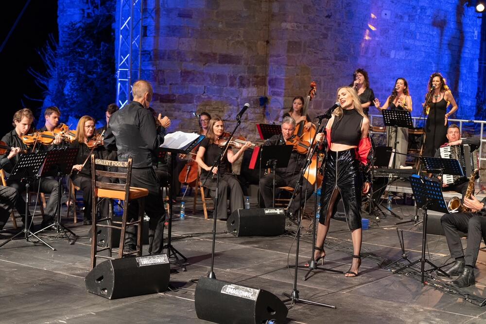 <p>Već sjutra, u ponedjeljak 12. juna, na prostoru između crkava u Starom gradu, očekuje nas još jedna sjajna savremena plesna predstava – SARA – JE – VO – koreografa Edhema Jasenkovića, u produkciji "Balkan Dance Project"</p>