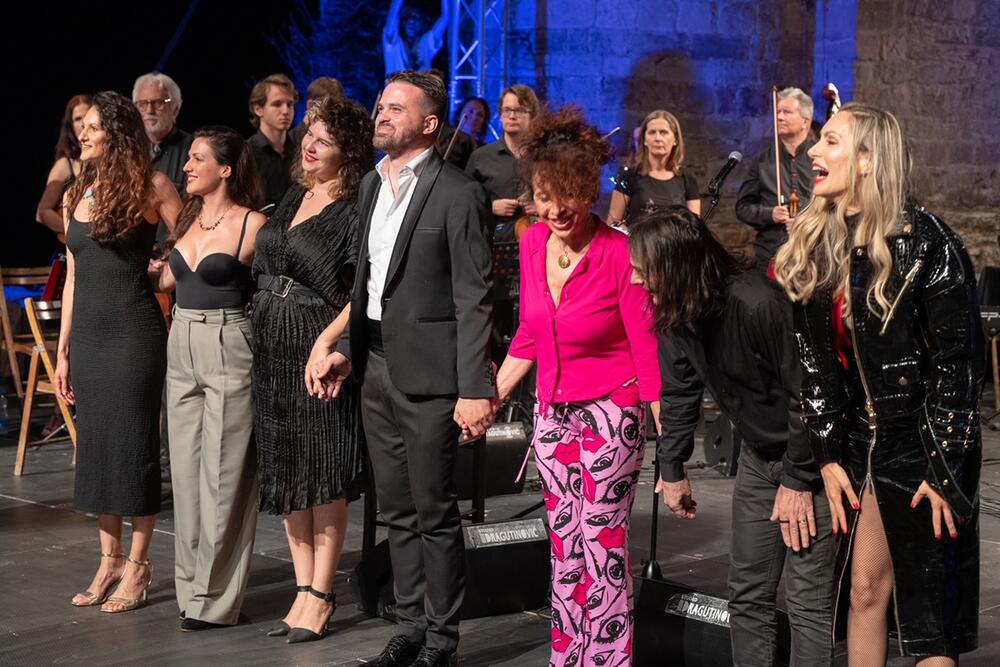 <p>Već sjutra, u ponedjeljak 12. juna, na prostoru između crkava u Starom gradu, očekuje nas još jedna sjajna savremena plesna predstava – SARA – JE – VO – koreografa Edhema Jasenkovića, u produkciji "Balkan Dance Project"</p>