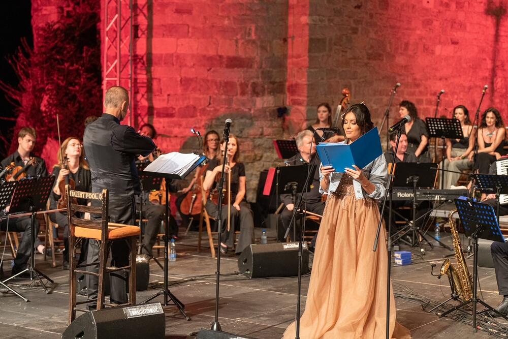 <p>Već sjutra, u ponedjeljak 12. juna, na prostoru između crkava u Starom gradu, očekuje nas još jedna sjajna savremena plesna predstava – SARA – JE – VO – koreografa Edhema Jasenkovića, u produkciji "Balkan Dance Project"</p>