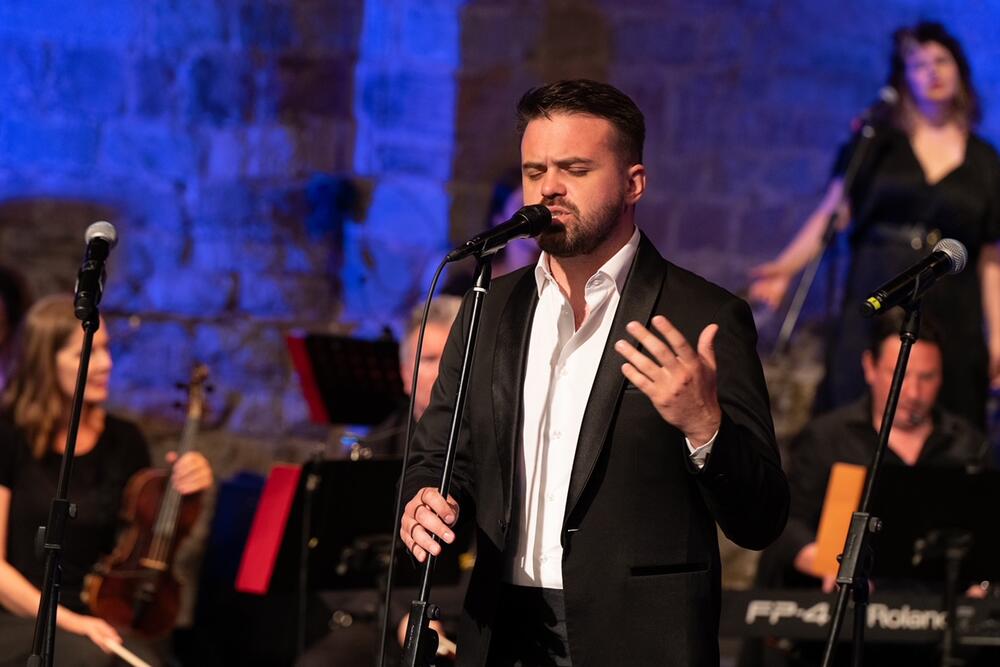 <p>Već sjutra, u ponedjeljak 12. juna, na prostoru između crkava u Starom gradu, očekuje nas još jedna sjajna savremena plesna predstava – SARA – JE – VO – koreografa Edhema Jasenkovića, u produkciji "Balkan Dance Project"</p>