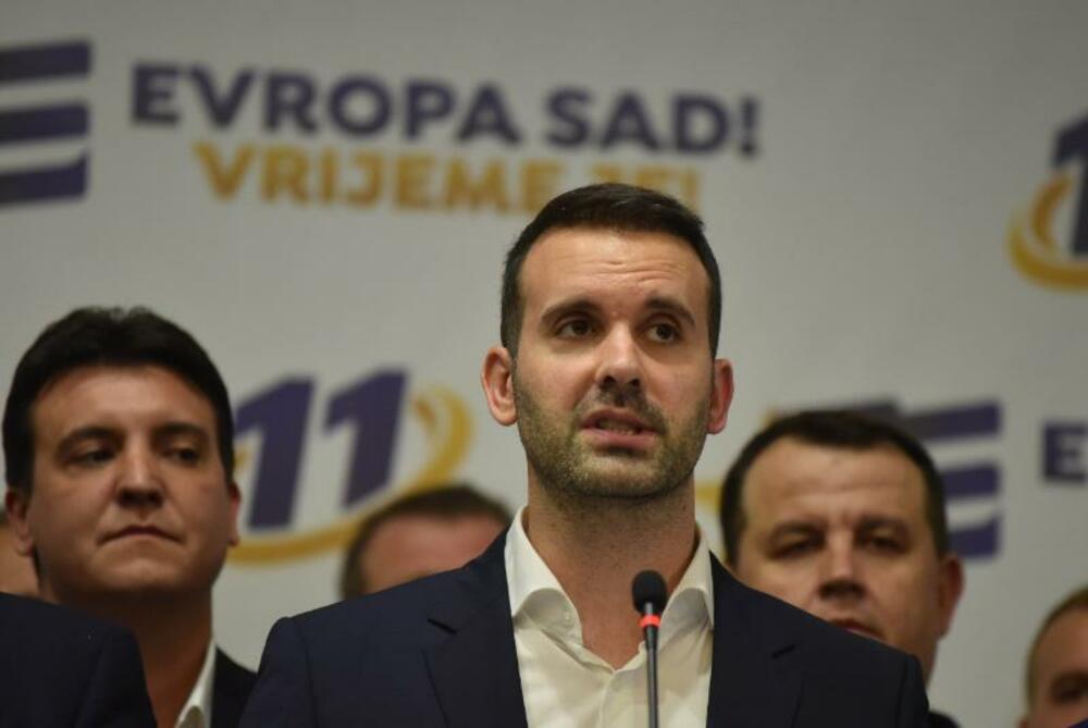 <p>Spajić nije odgovorio na pitanje o mogućoj koaliciji sa listom "Za budućnost Crne Gore" i kako bi EU na to reagovala. Rekao je da je večeras trenutak za slavlje i da je jutro pametnije od večeri</p>