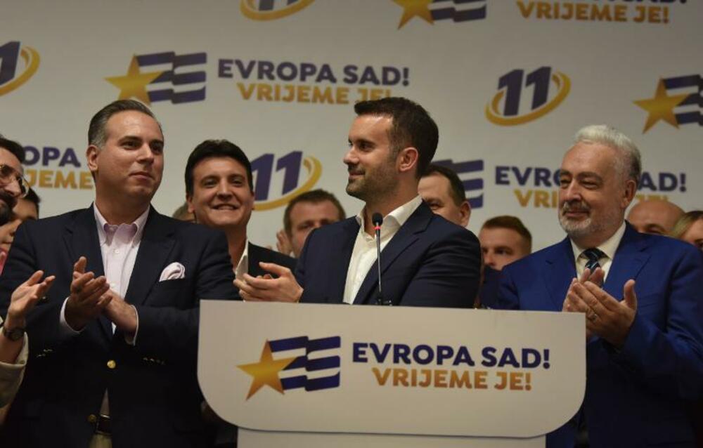 <p>Spajić nije odgovorio na pitanje o mogućoj koaliciji sa listom "Za budućnost Crne Gore" i kako bi EU na to reagovala. Rekao je da je večeras trenutak za slavlje i da je jutro pametnije od večeri</p>