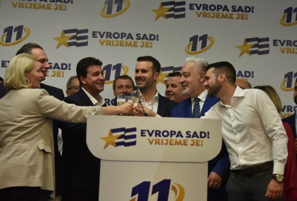 <p>Spajić nije odgovorio na pitanje o mogućoj koaliciji sa listom "Za budućnost Crne Gore" i kako bi EU na to reagovala. Rekao je da je večeras trenutak za slavlje i da je jutro pametnije od večeri</p>