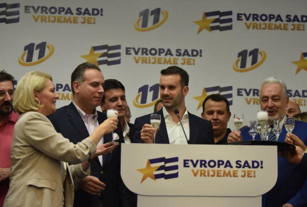 <p>Spajić nije odgovorio na pitanje o mogućoj koaliciji sa listom "Za budućnost Crne Gore" i kako bi EU na to reagovala. Rekao je da je večeras trenutak za slavlje i da je jutro pametnije od večeri</p>