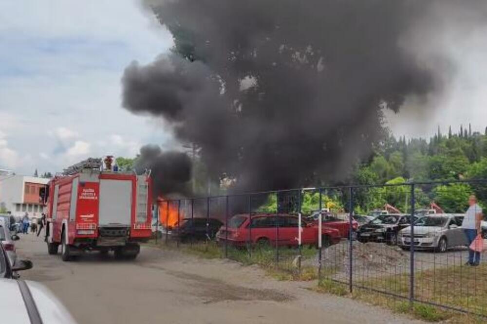 Požar na parkingu ispod Gorice, Foto: Facebook/Oči Podgorice