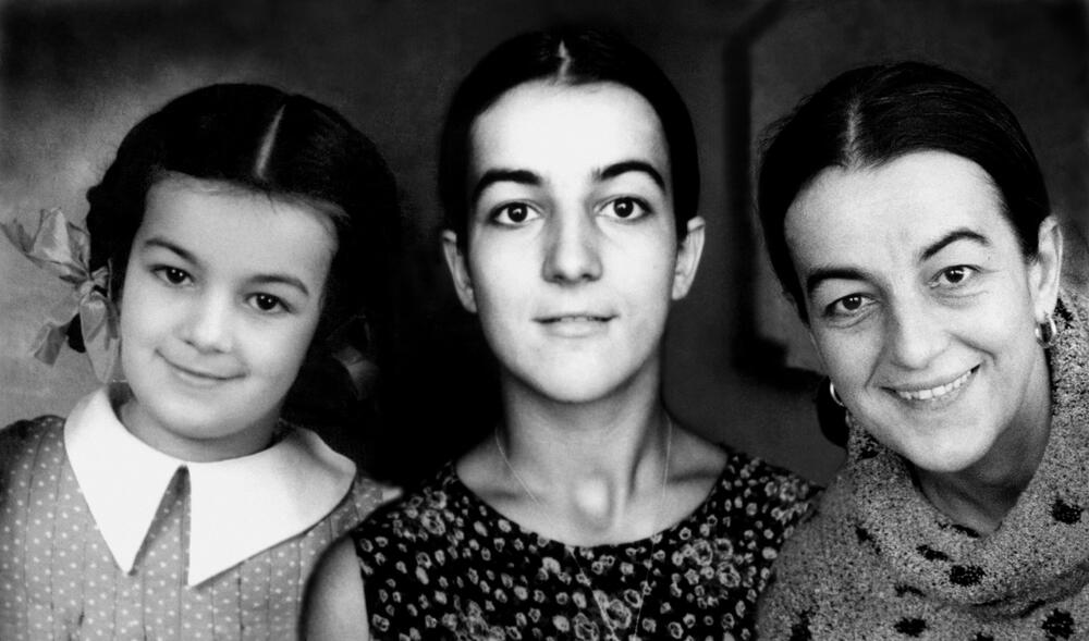 <p>Retrospektivna izložba, u organizaciji Narodnog muzeja Crne Gore i Muzeja savremene umetnosti iz Beograda, biće otvorena danas na Cetinju</p>