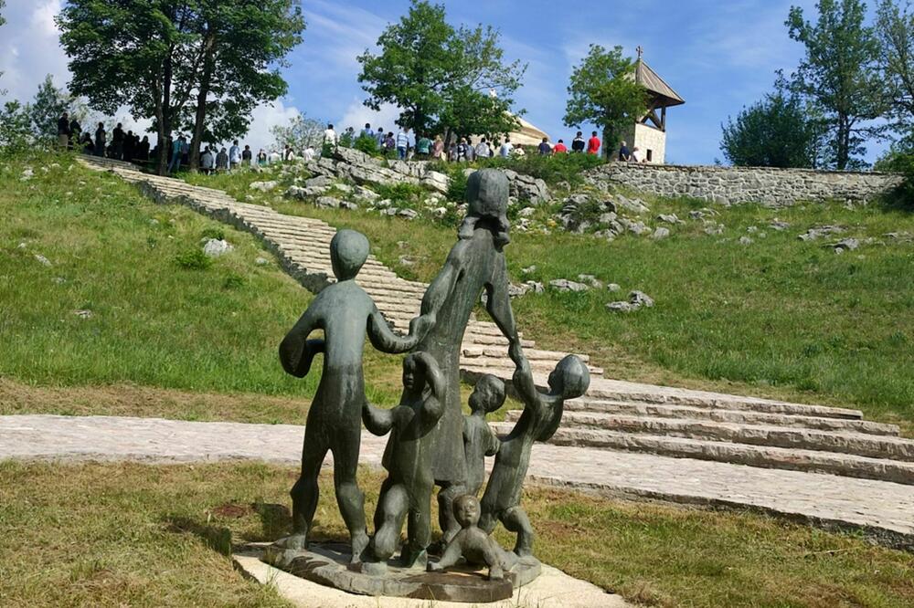 Jedan od spomenika u Dolima, Foto: Svetlana Mandić