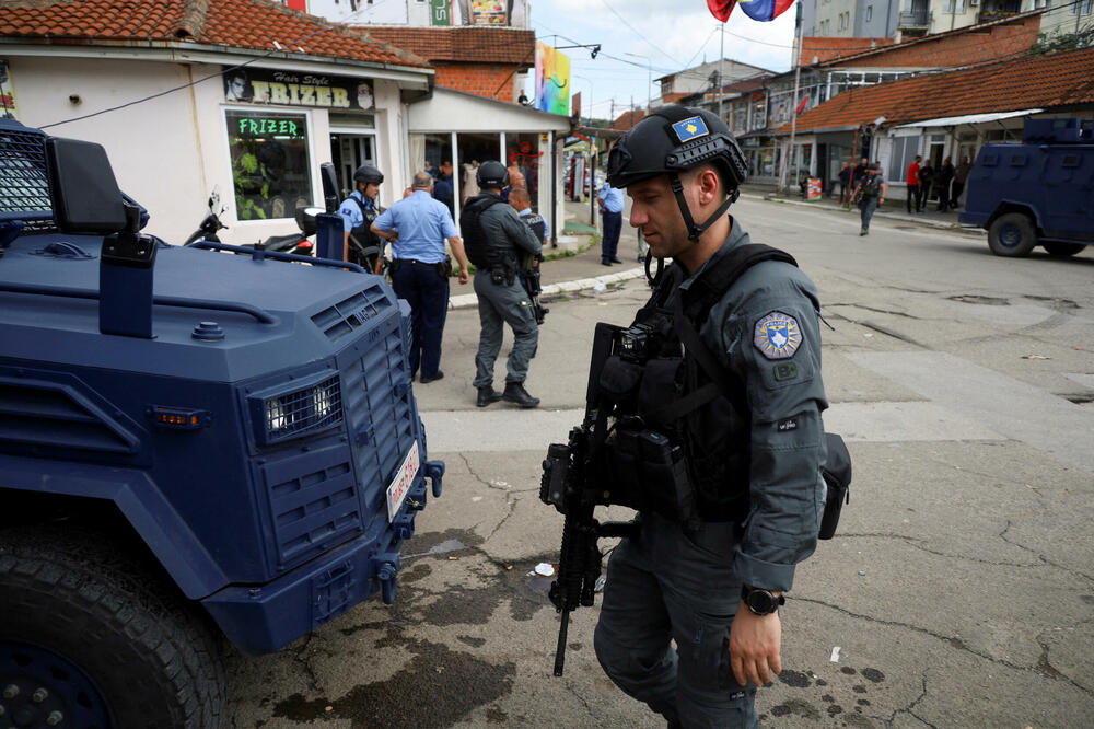 Pripadnik specijalnih policijskih snaga Kosova juče u Mitrovici, Foto: Reuters