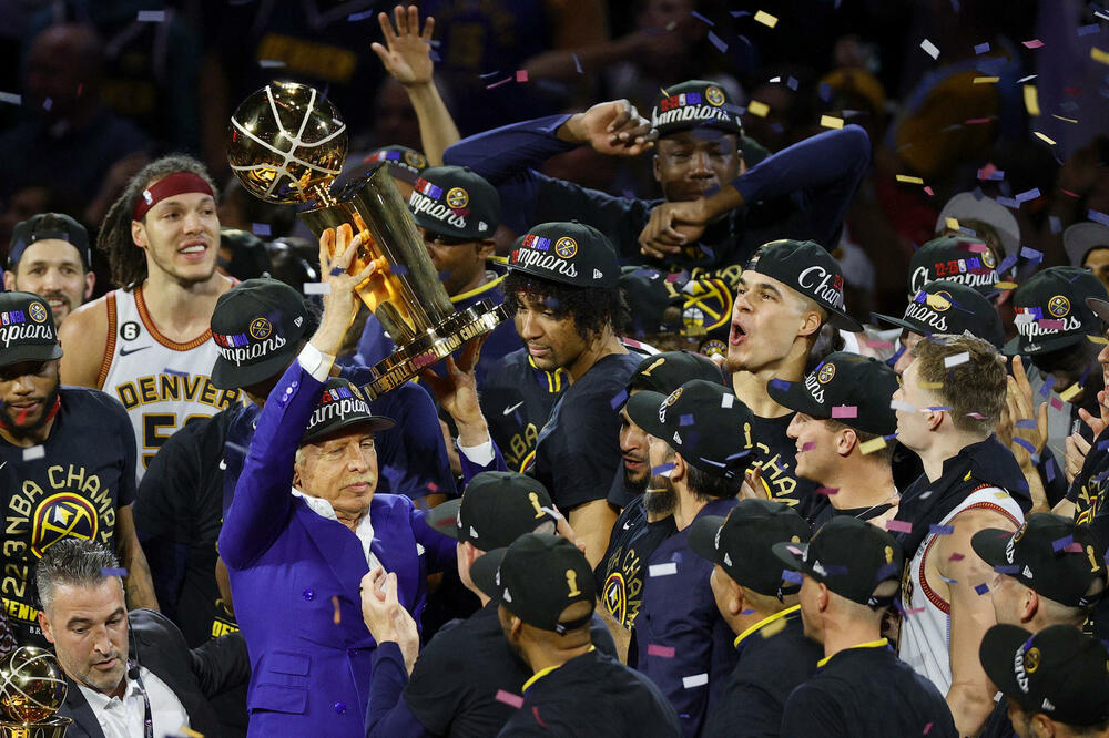 Sten Kronki sa peharom u rukama slavi NBA titulu Denvera, Foto: Reuters