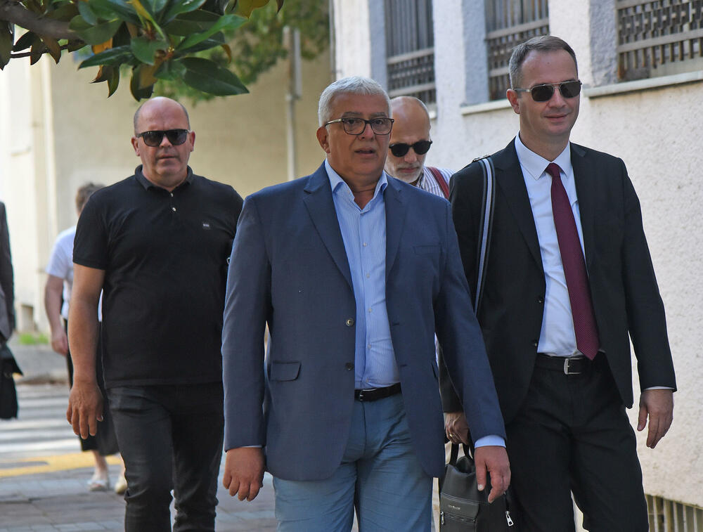 <p>Čitanjem dokaza nastavljeno suđenje u procesu "državni udar", nastavak zakazan za oktobar</p>