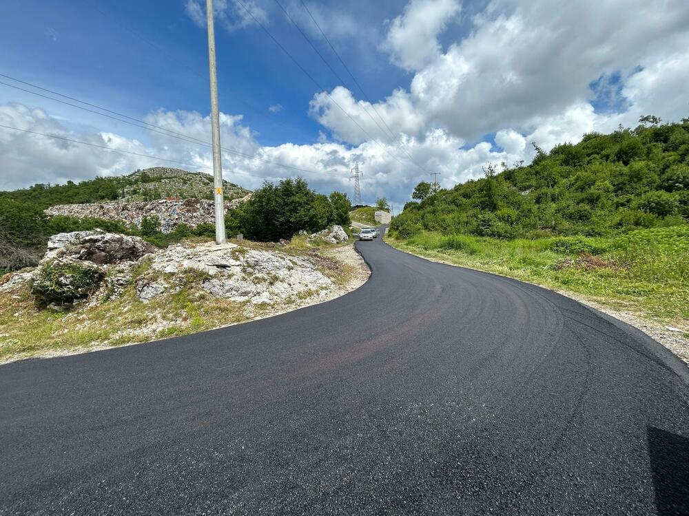 Asfaltiranje puta ka naselju Zagrablje