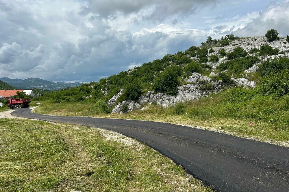 Asfaltiranje puta ka naselju Zagrablje, Foto: Prijestonica Cetinje