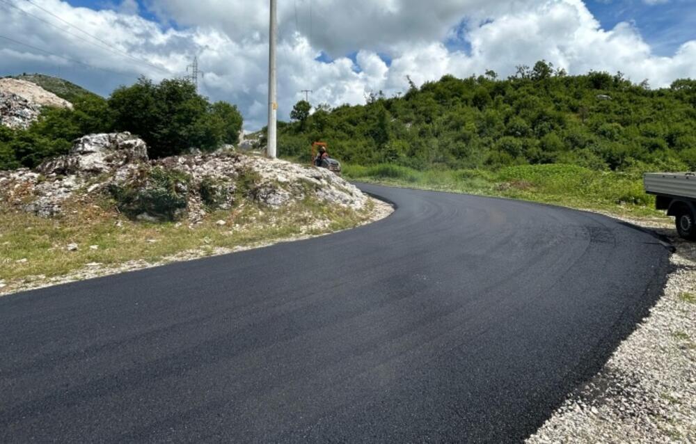Asfaltiranje puta ka naselju Zagrablje