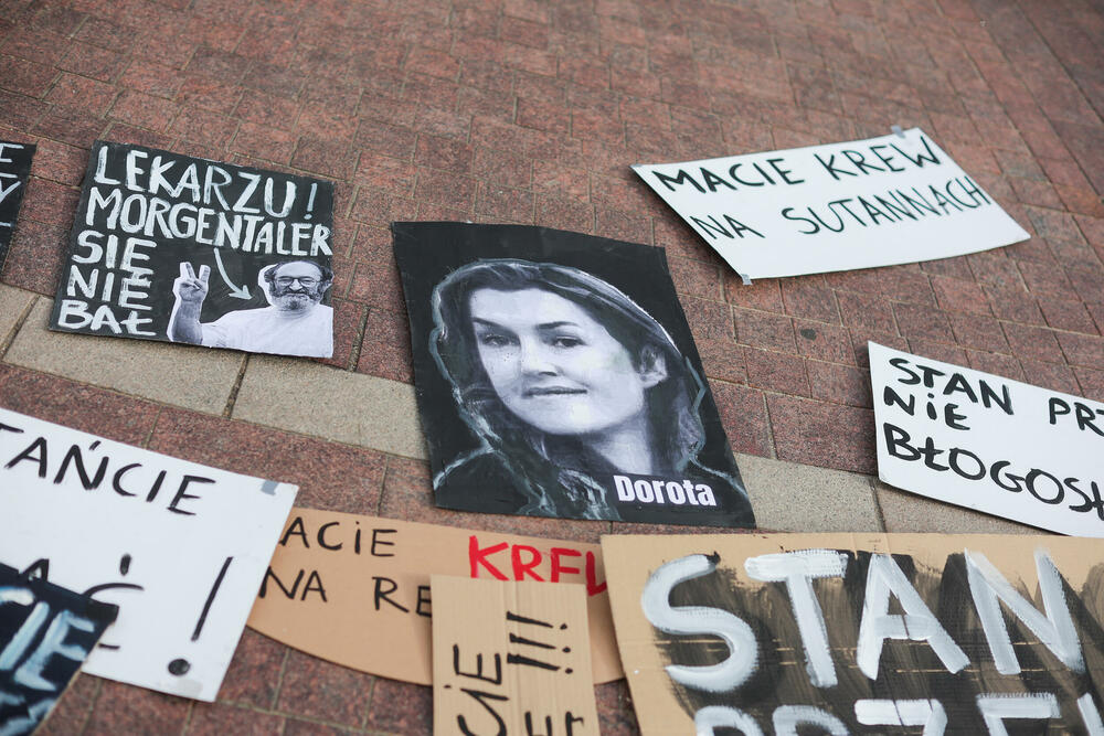 <p>U Varšavi su aktivisti ultrakatoličkih organizacija izašli na svoj protest na trasi šetnje žena i postavili plakate protiv abortusa i glasno se molili</p>