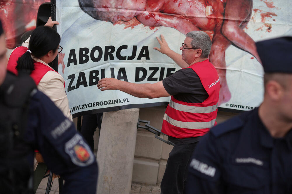 <p>U Varšavi su aktivisti ultrakatoličkih organizacija izašli na svoj protest na trasi šetnje žena i postavili plakate protiv abortusa i glasno se molili</p>