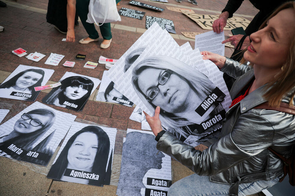 <p>U Varšavi su aktivisti ultrakatoličkih organizacija izašli na svoj protest na trasi šetnje žena i postavili plakate protiv abortusa i glasno se molili</p>