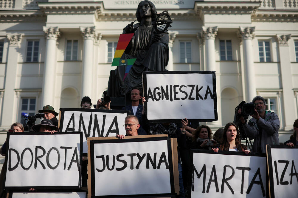<p>U Varšavi su aktivisti ultrakatoličkih organizacija izašli na svoj protest na trasi šetnje žena i postavili plakate protiv abortusa i glasno se molili</p>