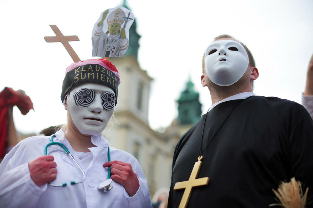 <p>U Varšavi su aktivisti ultrakatoličkih organizacija izašli na svoj protest na trasi šetnje žena i postavili plakate protiv abortusa i glasno se molili</p>