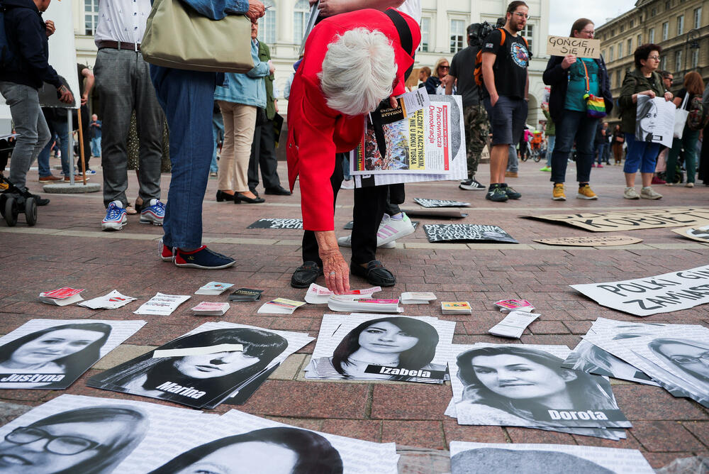 <p>U Varšavi su aktivisti ultrakatoličkih organizacija izašli na svoj protest na trasi šetnje žena i postavili plakate protiv abortusa i glasno se molili</p>