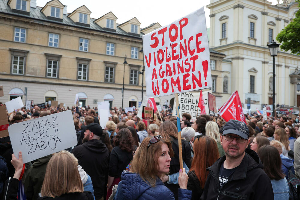 <p>U Varšavi su aktivisti ultrakatoličkih organizacija izašli na svoj protest na trasi šetnje žena i postavili plakate protiv abortusa i glasno se molili</p>