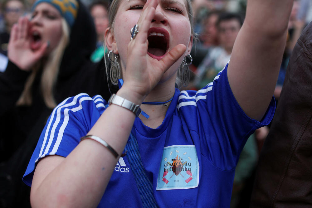 <p>U Varšavi su aktivisti ultrakatoličkih organizacija izašli na svoj protest na trasi šetnje žena i postavili plakate protiv abortusa i glasno se molili</p>