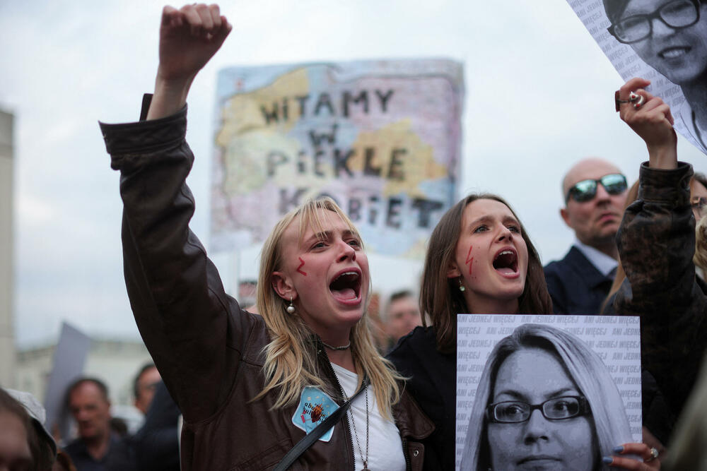 <p>U Varšavi su aktivisti ultrakatoličkih organizacija izašli na svoj protest na trasi šetnje žena i postavili plakate protiv abortusa i glasno se molili</p>