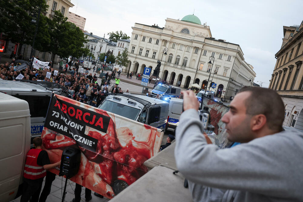 <p>U Varšavi su aktivisti ultrakatoličkih organizacija izašli na svoj protest na trasi šetnje žena i postavili plakate protiv abortusa i glasno se molili</p>