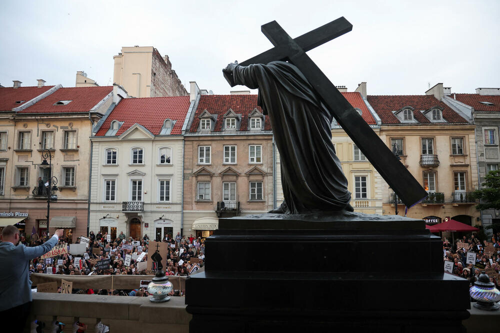 <p>U Varšavi su aktivisti ultrakatoličkih organizacija izašli na svoj protest na trasi šetnje žena i postavili plakate protiv abortusa i glasno se molili</p>