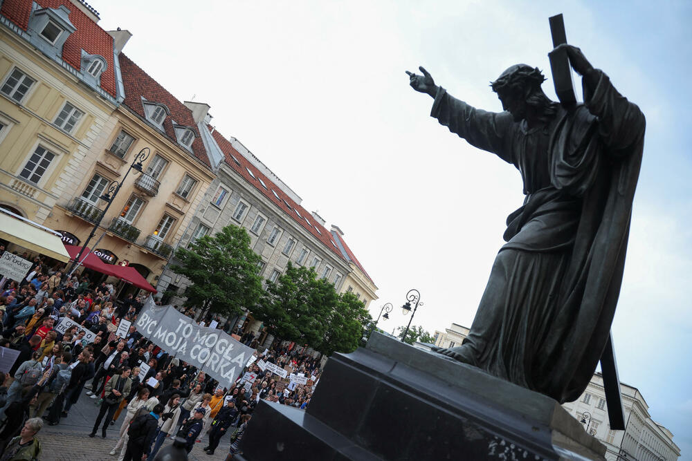 <p>U Varšavi su aktivisti ultrakatoličkih organizacija izašli na svoj protest na trasi šetnje žena i postavili plakate protiv abortusa i glasno se molili</p>