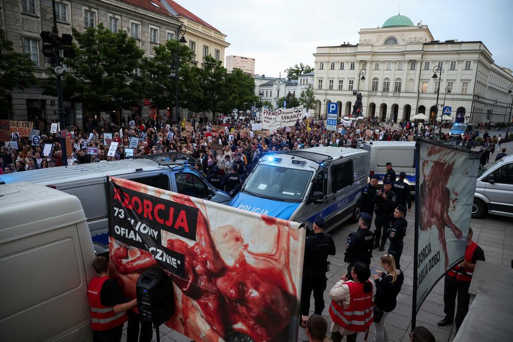 <p>U Varšavi su aktivisti ultrakatoličkih organizacija izašli na svoj protest na trasi šetnje žena i postavili plakate protiv abortusa i glasno se molili</p>
