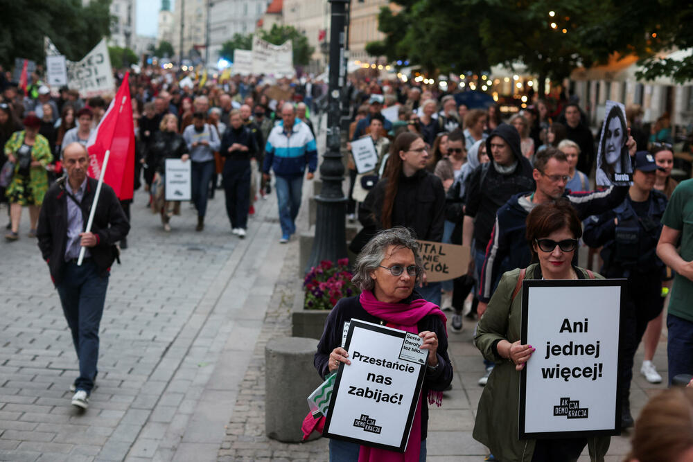 <p>U Varšavi su aktivisti ultrakatoličkih organizacija izašli na svoj protest na trasi šetnje žena i postavili plakate protiv abortusa i glasno se molili</p>