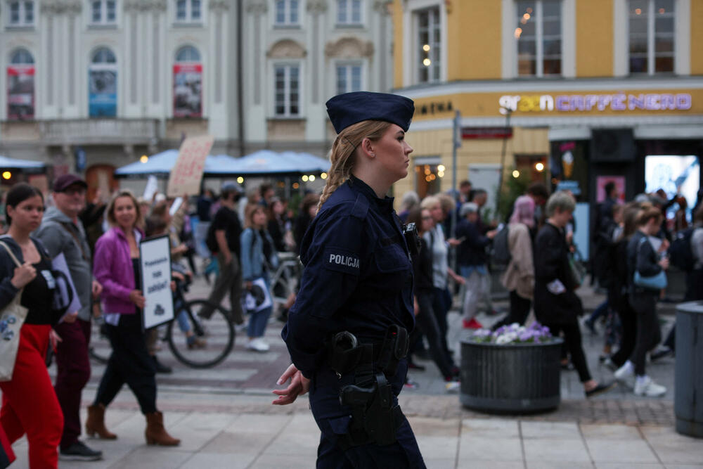 <p>U Varšavi su aktivisti ultrakatoličkih organizacija izašli na svoj protest na trasi šetnje žena i postavili plakate protiv abortusa i glasno se molili</p>
