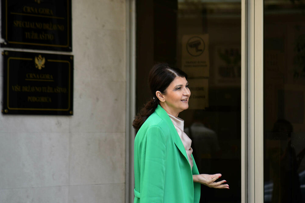 Lepa Medenica ispred zgrade Tužilaštva, Foto: BORIS PEJOVIC