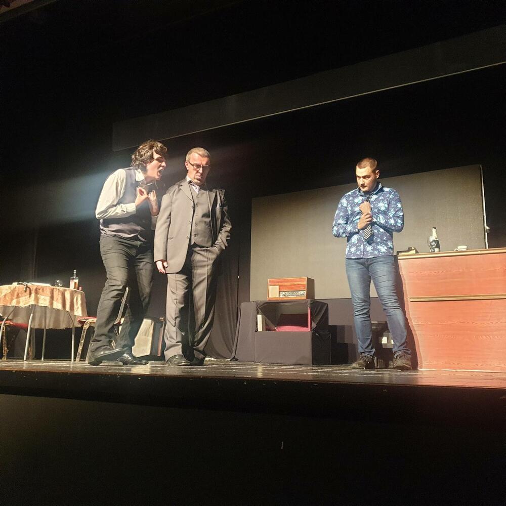 Detalj sa predstave 'Pravi zapad'