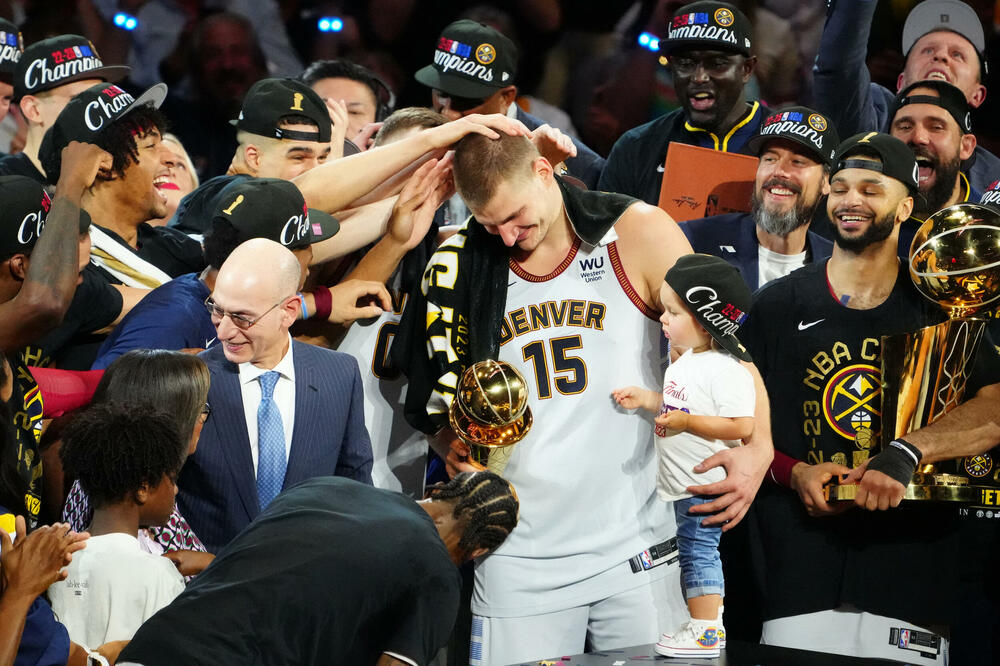 Jokić sa peharom "Bil Rasel", Foto: Reuters