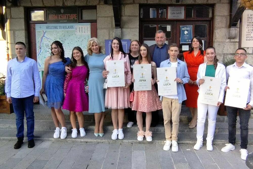 Dobitnici diplome Luča kolašinske Osnovne škole "Risto Manojlović" sa razrednim starješinama, Foto: Osnovna škola Risto Manojlović