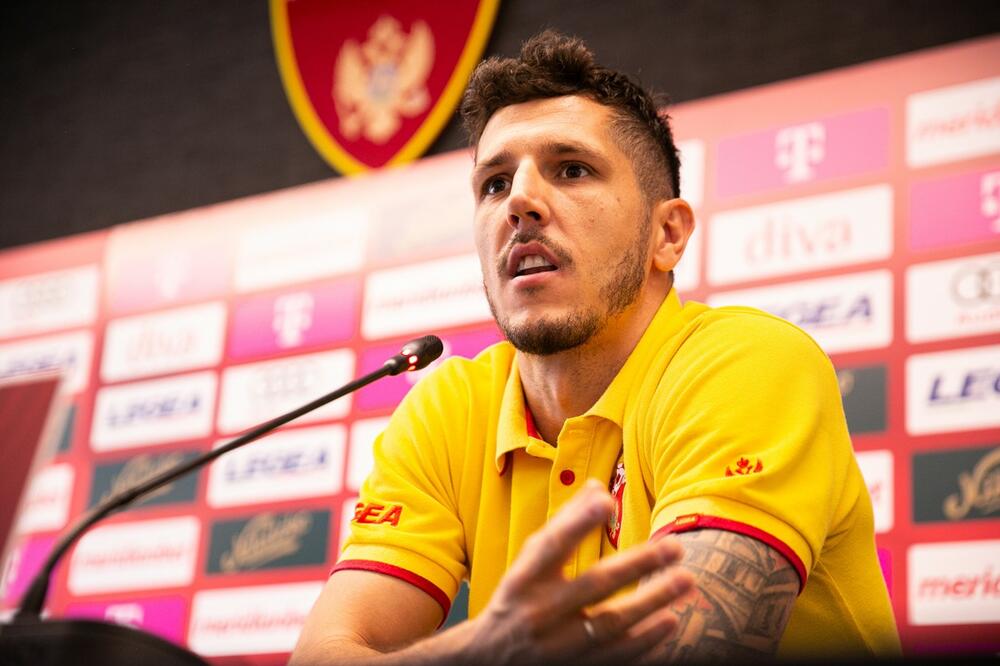 Jovetić i Krstović na jednom od ranijih mečeva Crne Gore, Foto: FSCG